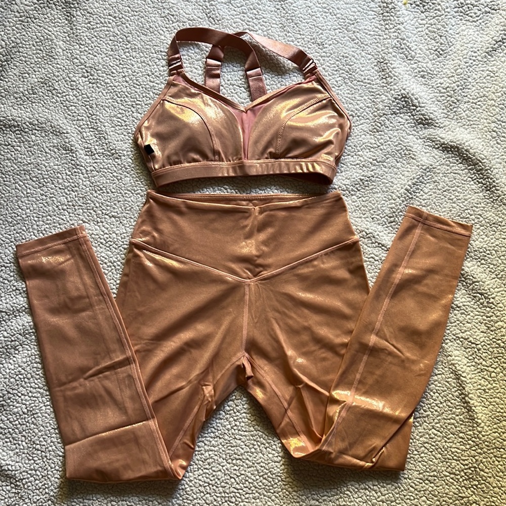 L’URV Sports Bra and Leggings Set